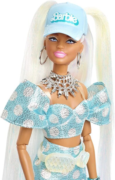 Poupée unique Barbie avec une tenue bleu clair