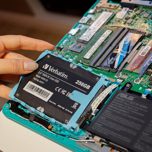 Mis en place du disque dur SSD interne Vi550 S3 256 Go Verbatim dans le circuit électronique d'un ordinateur portable