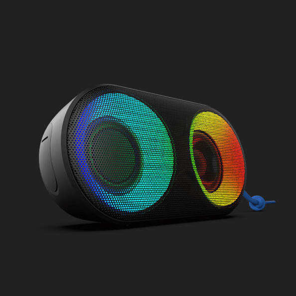Vue de biais côté droit de l'enceinte sans fil bluetooth Ryght pour extérieur avec différentes couleurs de LED pour son haut-parleur 5 W et son radiateur passif