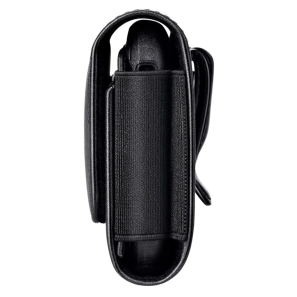 Coque de protection en similicuir noir de profil avec smartphone à l'intérieur, clip pour pantalon et rabat magnétique apparent