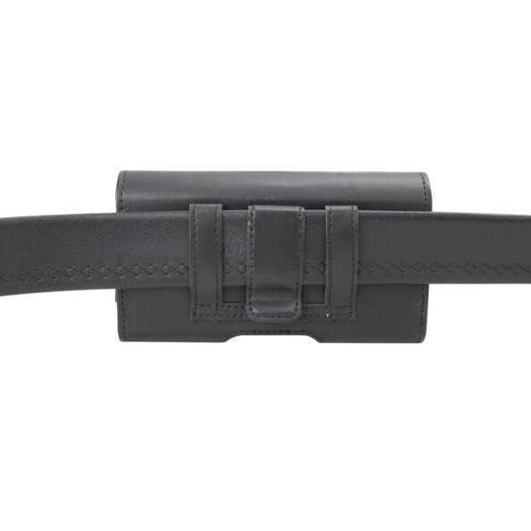 Mise en situation de l'étui universel pour téléphone portable fixé à une ceinture en cuir brun foncé à son double système d'attache