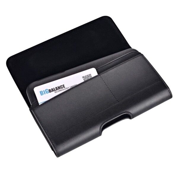 Housse de protection ouverte avec rabat aimanté déplié, encoche pour extraction pratique du téléphone sur le dessous et carte Big Balance avec QR code visible à l'intérieur