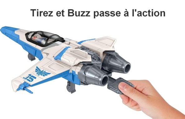 main qui tire le levier pour actionner l'ouverture du vaisseau et la sortie de Buzz