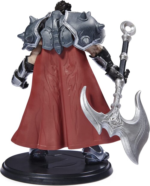 Vue arrière du légionnaire debout sur sa base avec une cape rouge bordeaux, une armure à pic gris foncé et une hache style viking