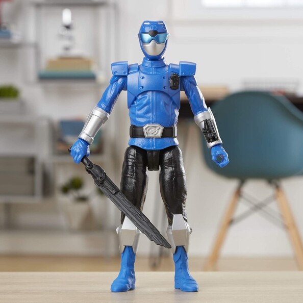 Figurine Power Rangers Beast Morphers, Ranger bleu Beast-X - 30 cm mise en situation dans un salon