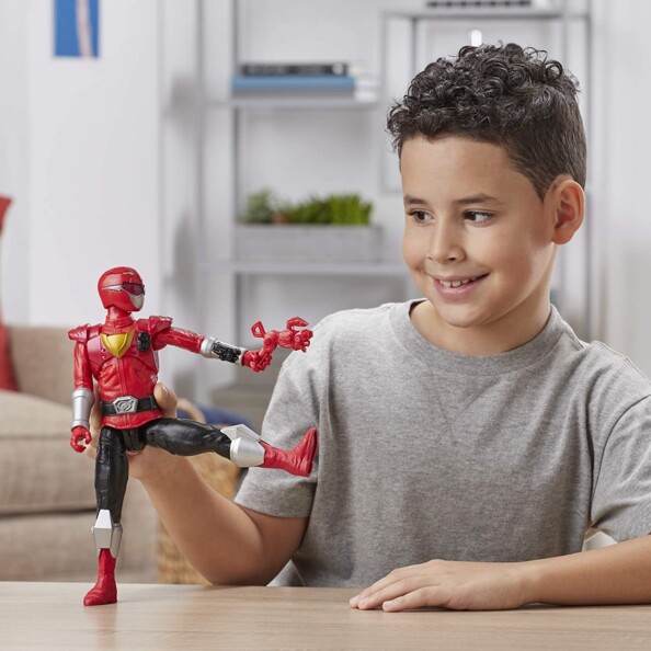 FIGURINE POWER RANGERS rouge BEAST MORPHERS DE 30 CM mise en situation avec un enfant