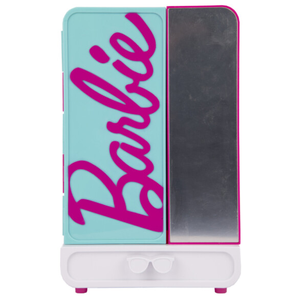 Armoire sur pied avec miroir sur la porte droite, logo Barbie sur fond bleu sur la porte gauche et tiroir de rangement blanc en dessous des portes