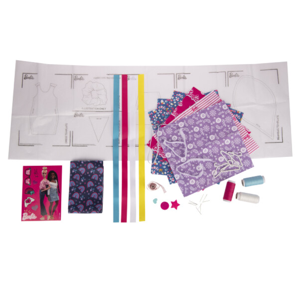 Accessoires sortis de la garde-robe dont patrons de couture, tissus, bobines de fil, boutons, sequins et stickers