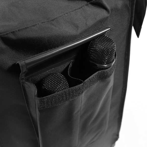 Gros plan sur la poche latérale à rabat du sac de rangement et de transport pour enceinte portative avec 2 micros rangés à l'intérieur