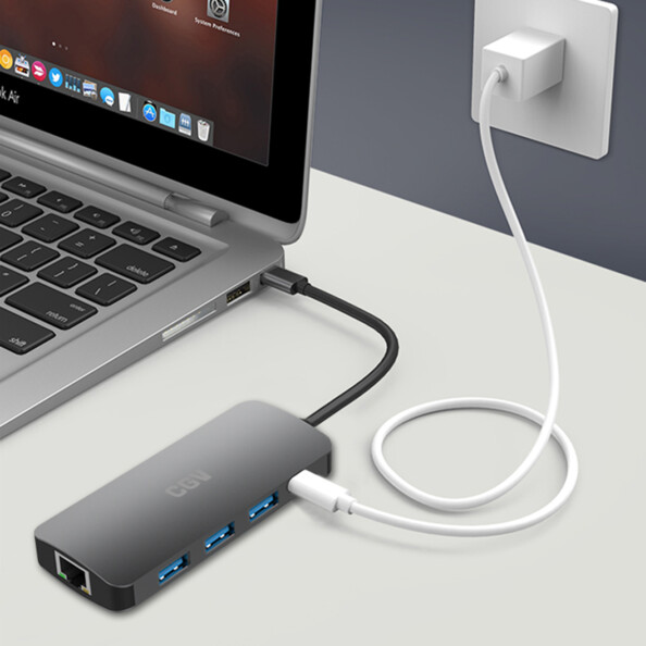 le hub USB permet de relier entre eux un moniteur et ou projeteur, cartes SD ou clé USB