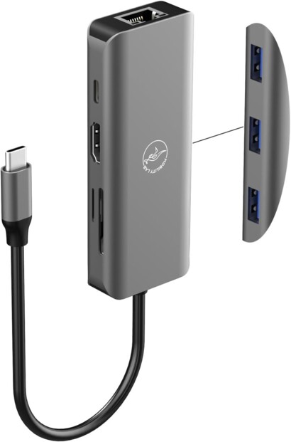 Vue de biais du concentrateur USB avec câble USB-C noir et boîtier gris avec logo Mobility Lab blanc et 8 connecteurs : 1 prise RJ45 à l'arrière, 3 ports USB-A à droite, 1 port USB, 1 lecteur de carte MicroSD/SD et 1 port HDMI à gauche
