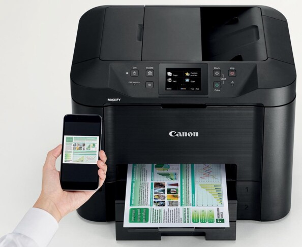 Illustration de la connectivité wifi et Ethernet ainsi que de la compatibilité smartphone et tablette avec fichier imprimé à partir d'un téléphone mobile tenue en main par une personne dont le résultat se trouve dans le bac de sortie de l'imprimante