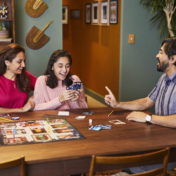 Famille joue à Cluedo
