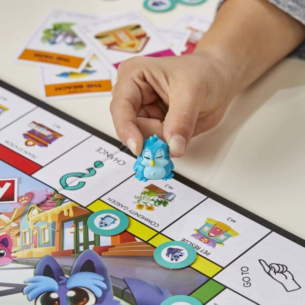 Manipulation du pion Pingouin sur plateau Monopoly