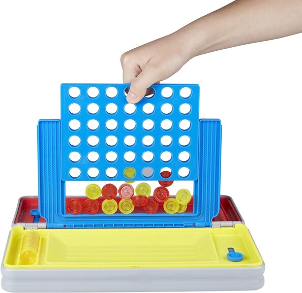 Traction de la grille du jeu de voyage Puissance 4 pour libérer les jetons