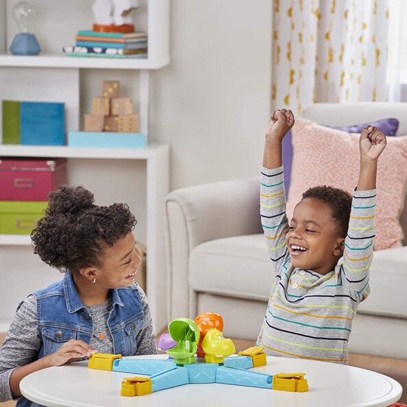 Deux enfants jouent à Hippos Gloutons