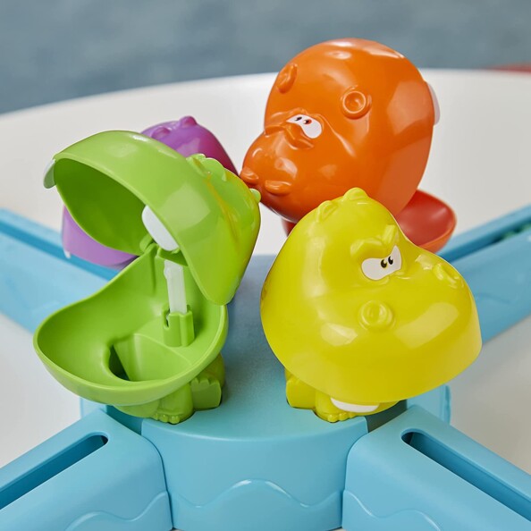 Zoom sur les 4 hippopotames du jeu de société Hasbro
