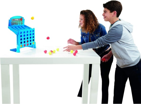 2 enfants s'affrontent à Puissance 4 en lancant des balles