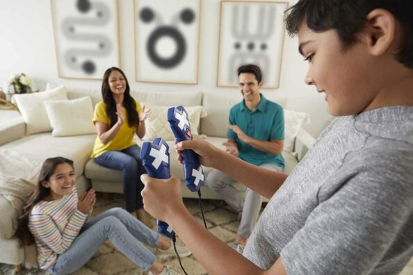 Enfant joue à Flash Folie en famille