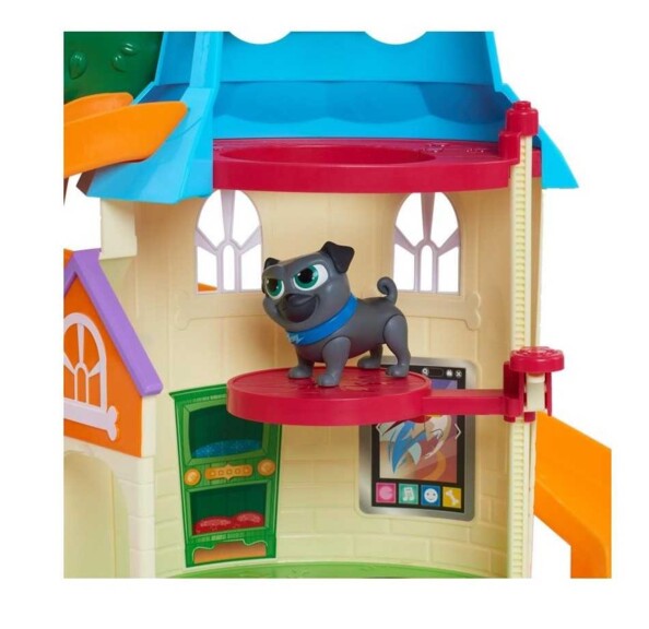 Chiot Rolly dans la maison de jeu entrain de regarder son ami Bingo