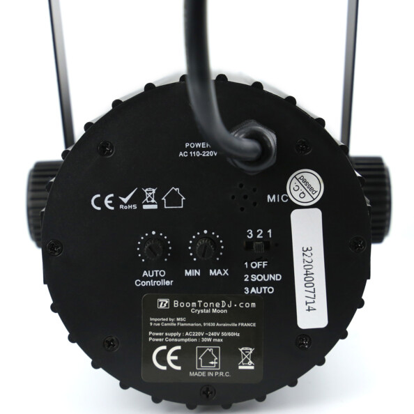 Arrière du projecteur à effets LED avec spécifications techniques, 2 molettes de réglages, commutateur OFF/SON/AUTO et câble d'alimentation 230 V branché