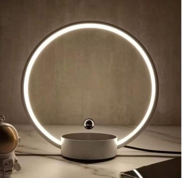 Lampe avec mini lune en métal en suspension