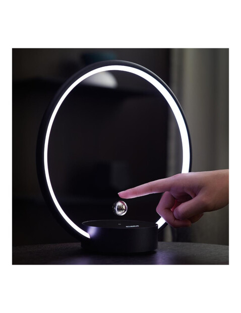 Grâce à son design moderne et son éclairage LED économique, la Lampe LED à poser CIRCLO impressionne avec son système anti-gravité. Objet de décoration, trouvera sa place aussi bien sur une table dans le salon ou encore sur une table de chevet