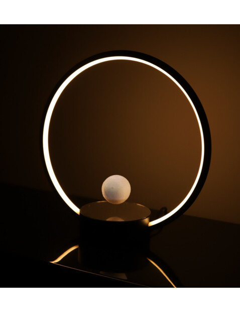 Grâce à son design moderne et son éclairage LED économique, la Lampe LED à poser CIRCLO impressionne avec son système anti-gravité. Objet de décoration, trouvera sa place aussi bien sur une table dans le salon ou encore sur une table de chevet