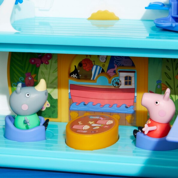 Peppa et Rhino profite de la salle à manger de leur bateau