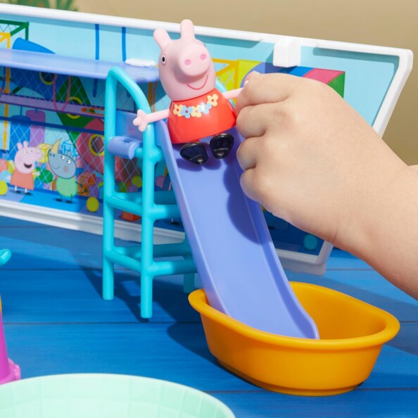 Peppa glisse sur le toboggan de son bateau