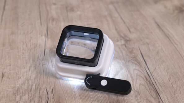 Loupe LED ajustable à main avec 3 grossissements de la marque Genius Ideas