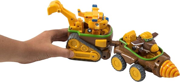 Main qui pousse les véhicules attachés avec Todd et Donnie à bord