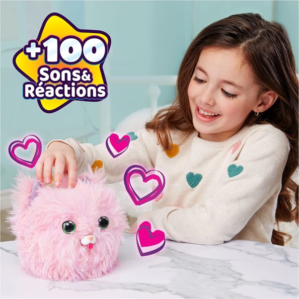Fillette souriante caressant le furfluffs rose avec oreilles dressées sur la tête et yeux et bouche ouverts avec coeurs dessinés autour et logo indiquant que la peluche réalise plus de 100 sons et réastions
