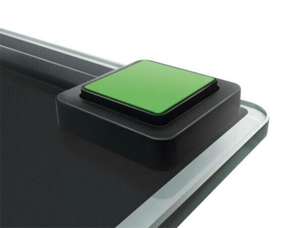 Zoom sur l'un des pieds de support verts antidérapants de la balance