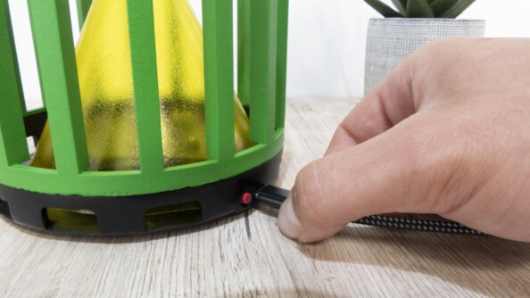 Branchement d'un câble de chargement USB au port USB-C du socle de la cage à une main pour chargement de la batterie intégrée