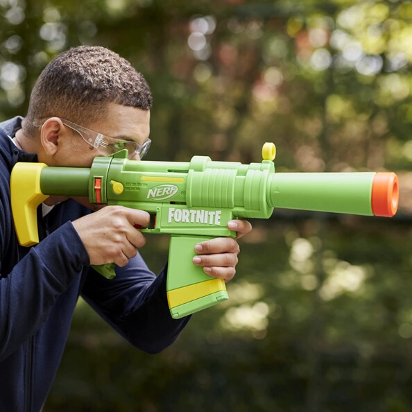 Pistolet avec crosse Nerf en position de tir