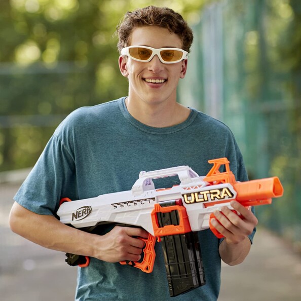 Garçon équipé d'un Nerf Ultra