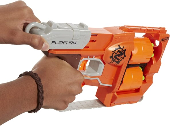 Armement d'un pistolet nerf zombie strike