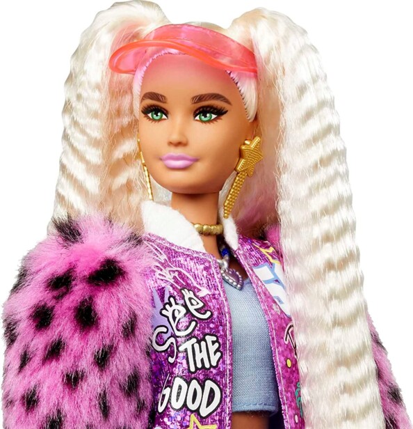 Barbie stylée avec visière rose et chevelure blonde ondulée