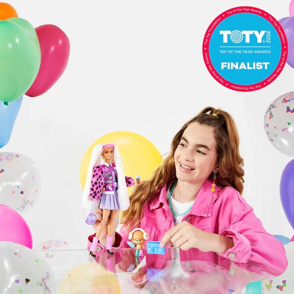 Fille avec poupée barbie look oversize Extra Doll