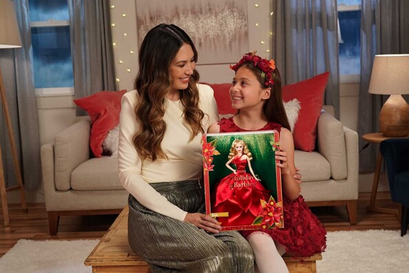 Mère et fille avec le coffret Noêl Barbie Signature