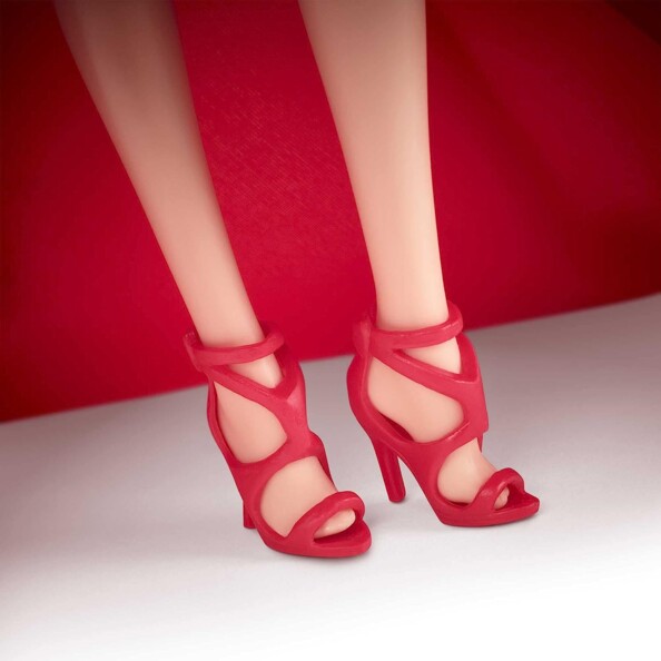 Pieds de Barbie avec de magnifiques talons aiguilles rouges