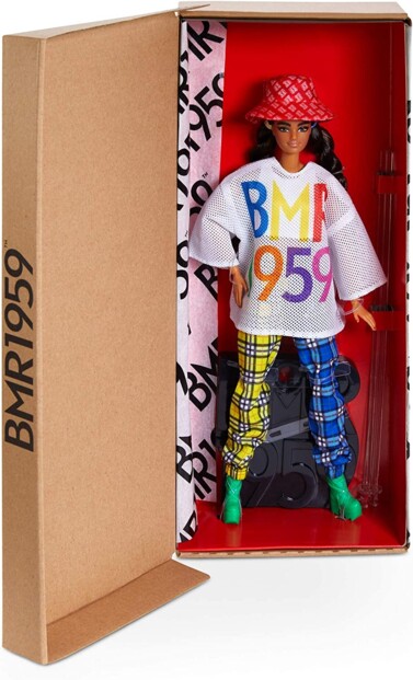 Barbie brune mode de rue dans son emballage