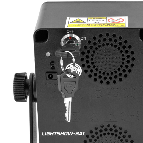 Clé de sécurité insérée dans la serrure pour fonctionnement sécurisé du projecteur