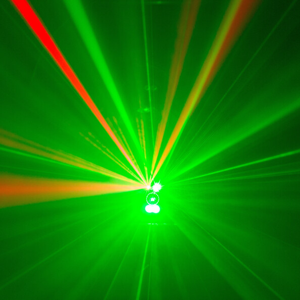 Faisceaux lumineux verts et rouges d'ambiance brillant dans le noir