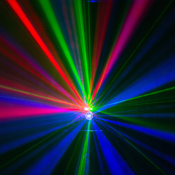 Rayons de lumière bleus, verts et rouges émis par le jeu de lumière des demi-sphères du projecteur