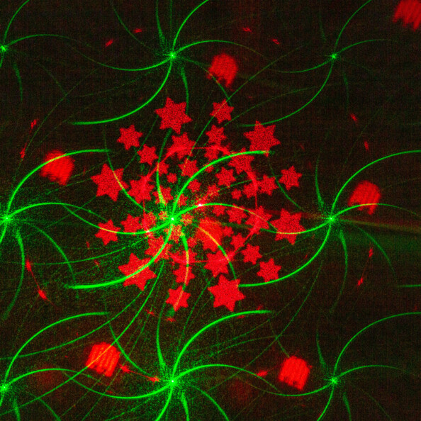 Lumière festive avec motifs d'étoiles rouges et de spirales vertes