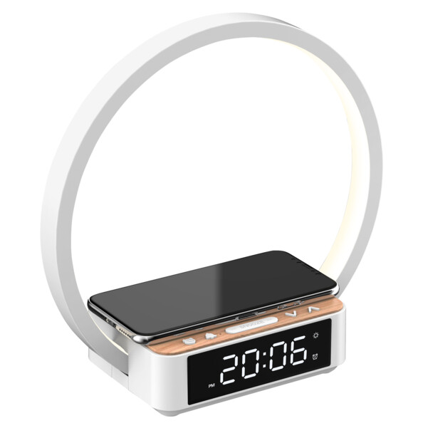 Smartphone compatible Qi en cours de chargement sur la surface à induction couleur bois du réveil blanc à écran numérique noir affichant 20:06 et arceau lumineux LED blanc froid