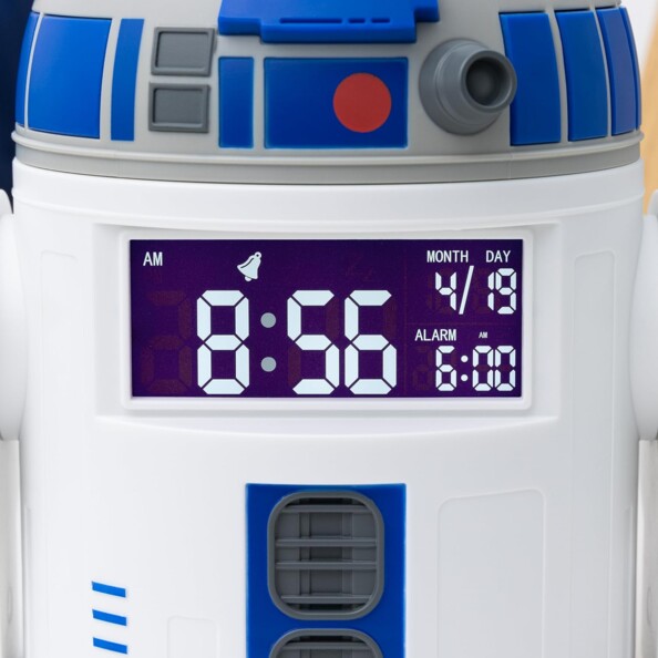 Zoom sur l'écran digital du réveil secteur R2D2 Star Wars affichant l'heure, le jour de la semaine, le mois et l'horaire de l'alarme du réveil