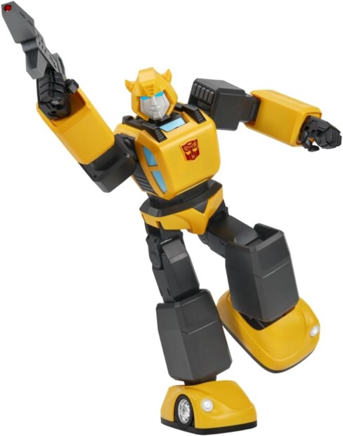 Robot humanoïde interactif tenant dans sa main droite un blaster lumineux avec le corps effectuant une rotation vers la gauche comme pendant une course